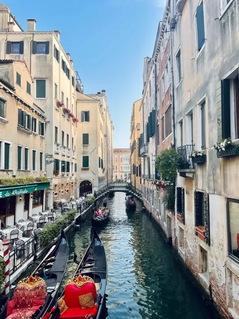 🛶 This is the most beautiful way to experience Venice 💙🩵🧡