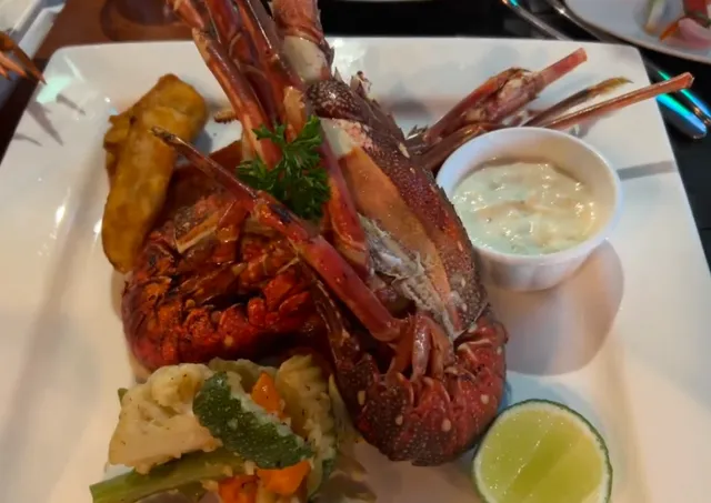 Male Carb Lot Restaurant, a 1st-Floor Gem with Mouthwatering Freshness