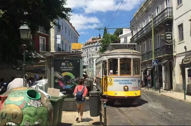 Capture nice moments in Alfama District