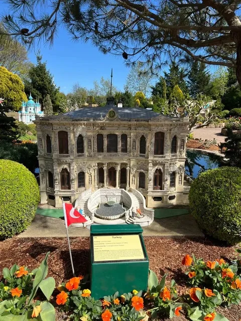  Cockington Green Gardens in Canberra | So Detailed & Adorable!