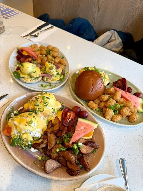 🇨🇦 Vancouver – The Most Amazing Runny Eggs Benedict Ever!