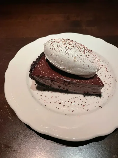 Gilt Bar — A Cozy, Romantic Spot in Chicago’s River North 💛