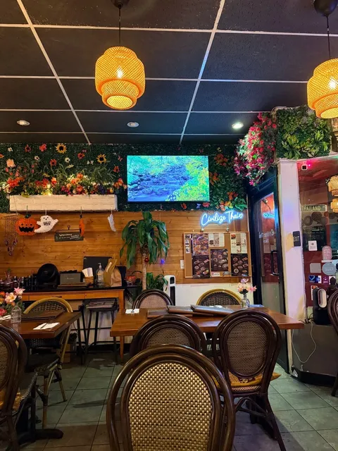 West LA Thai Gem | Cozy Vibes & Delicious Flavors!