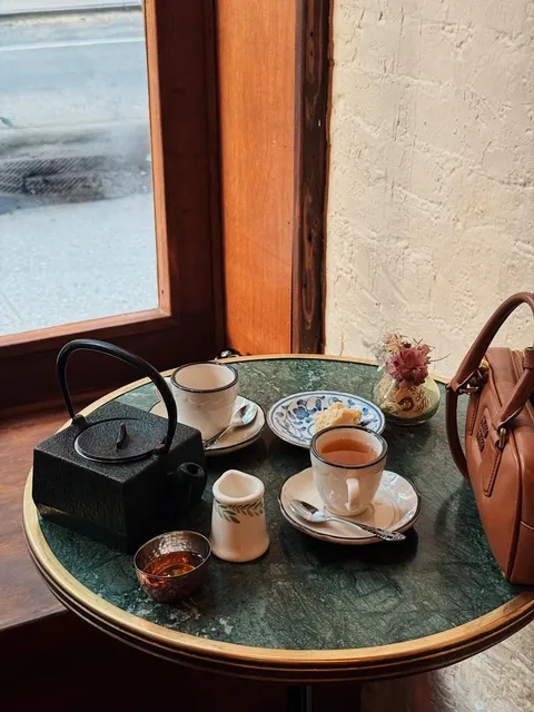 A Hidden Gem in New York's West Village: A Retro Tea Room 🍵