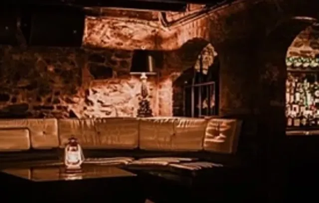 🏰 Canada's Oldest Restaurant is in Montreal!