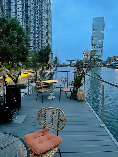 🇬🇧 Living on the Isle of Dogs? Have You Tried These Boats? 🚤🍹