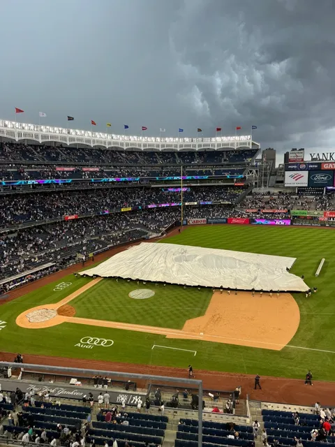The Ultimate American Experience: Catching a Yankees Game in NYC! ⚾