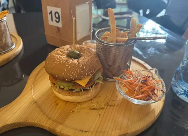 Burgers with Juicy, Thick Patties—This Spot’s Menu Speaks Honesty 🍔