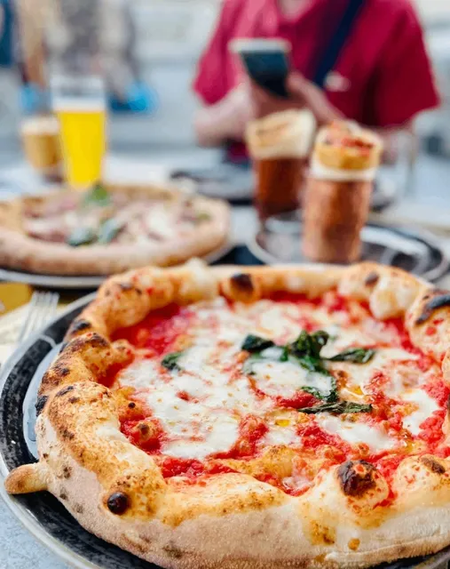 A pizza restaurant that is both refined and traditional.