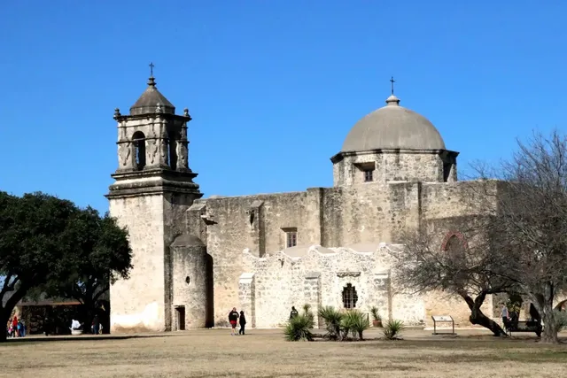San Antonio — Texas' Most Romantic Riverfront City 🌹