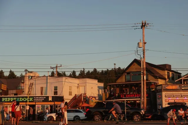 Seattle | Alki Beach — Digging Sand and Watching Sunsets