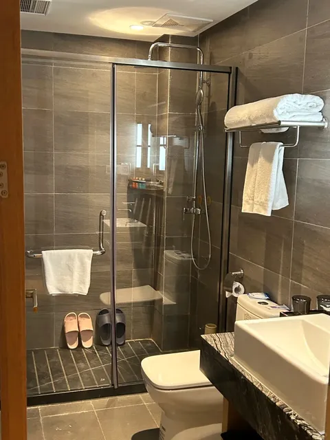 📍 STOP When You See This Hotel in Lhasa!