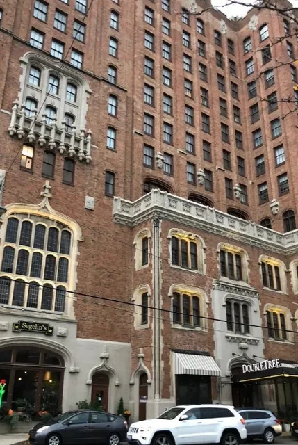 🏩 The Tudor Arms Hotel - a DoubleTree by Hilton