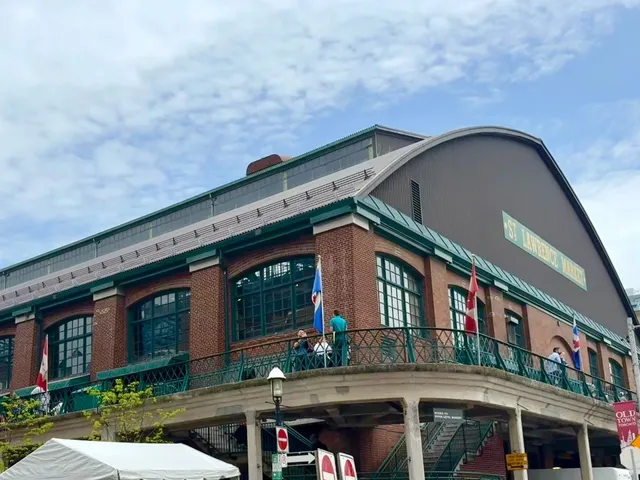 🦞 St. Lawrence Market: Toronto’s Foodie Paradise 🧀