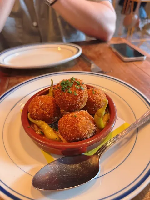 A Hidden Spanish Gem in Chicago's Lakeview 🍷✨