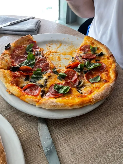 A Hearty & Satisfying Meal! 🍕🌿