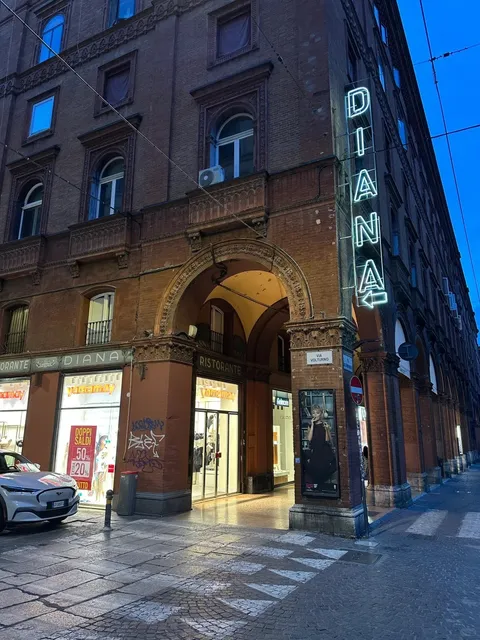 🇮🇹 Bologna’s Piazza Nettuno: A Surprise Love Story! ✨