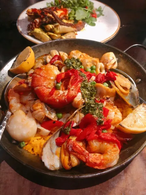 Chicago | AMAZING Argentine Seafood Paella, Squid & Mussels! 🦑🍤