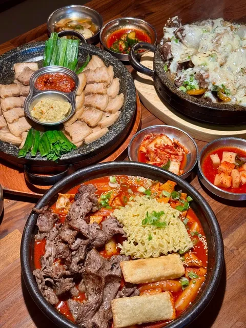 Korean Friends Brought Me to the Best Korean Meal of My Life! 🇰🇷✨