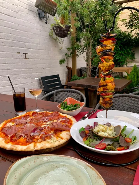  Greenwich’s Secret Spanish Garden Paradise 🌿🍷​​