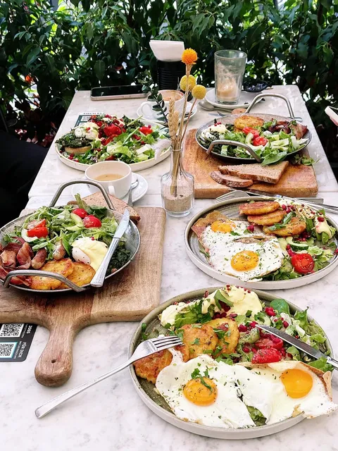 Cologne—Life is lovely everywhere! 🍽️🌷☕️