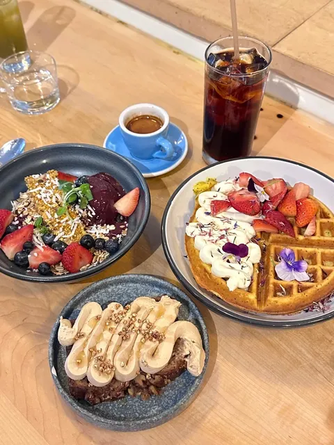 Everyone’s Going Here! Two Hands! 🌟