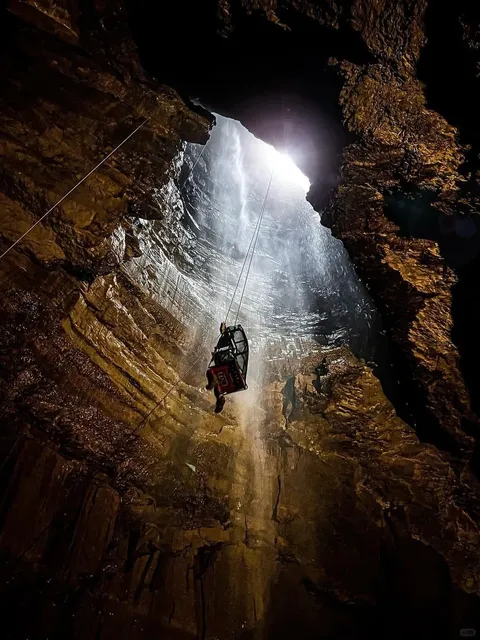 🇬🇧 ​​Gaping Gill: Descend into Yorkshire’s Underground Wonder!​​ ⚡🕳
