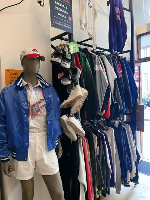 🇳🇱 Amsterdam's Vintage Paradise – Clothes Sold by Weight!