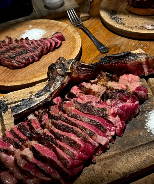 🇪🇸| Steak House in Barcelona, where people eat and drink a lot 🥩