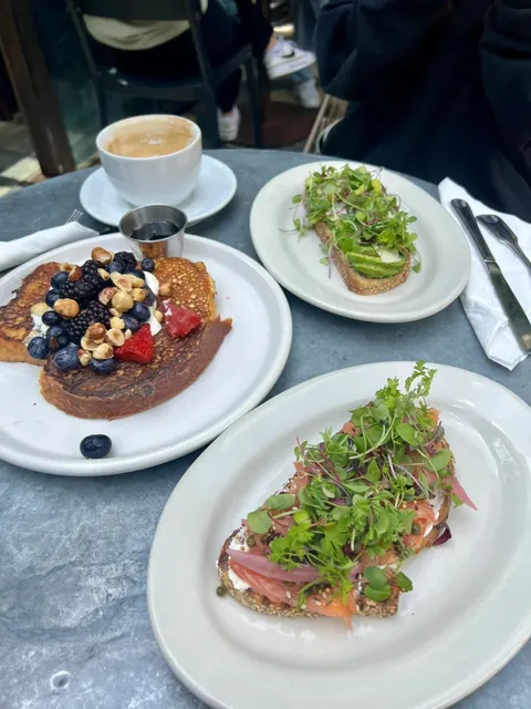 Zinqué: A Chic Spot with Room for Flavor