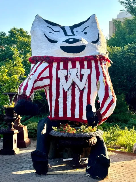 Madison｜Quirky Badger Statue at the Campus Garden! 🗿