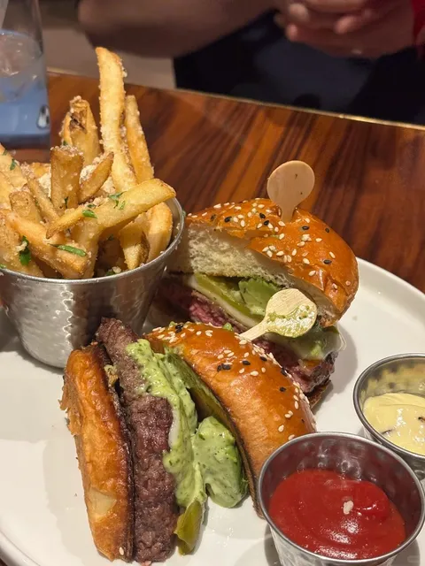 Must-Eat Burger in Vegas: Gordon Ramsay Burger 🍔✨