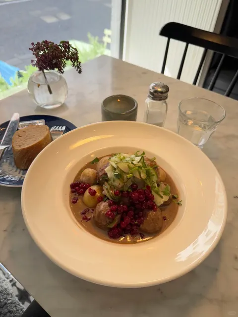 Cheap & Generous Portions | Must-Try Meatballs in Malmö, Sweden 🇸🇪