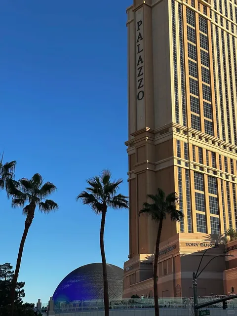 🇺🇸 The Cosmopolitan of Las Vegas: Enchanting Nightscapes 🌃✨