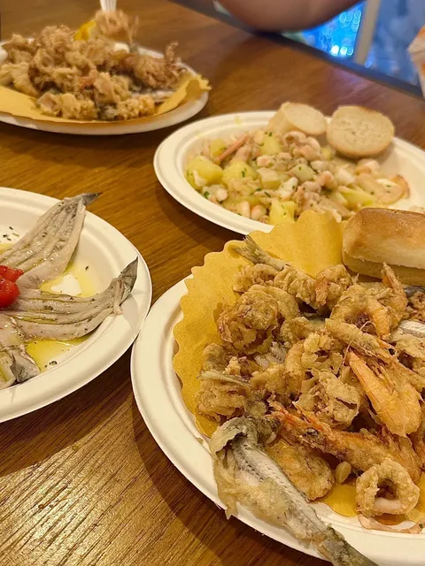 🇮🇹 Genoa Street Food Gem: A Mouthwatering First Meal! 🍤🍝
