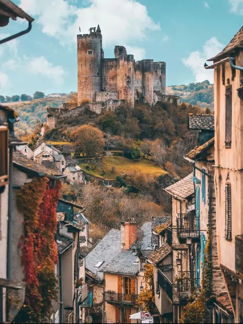 I stumbled upon an ancient castle in this little alley! 🏰✨