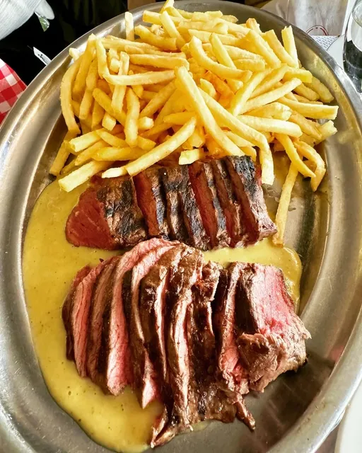 Paris' Little Secret 🤫