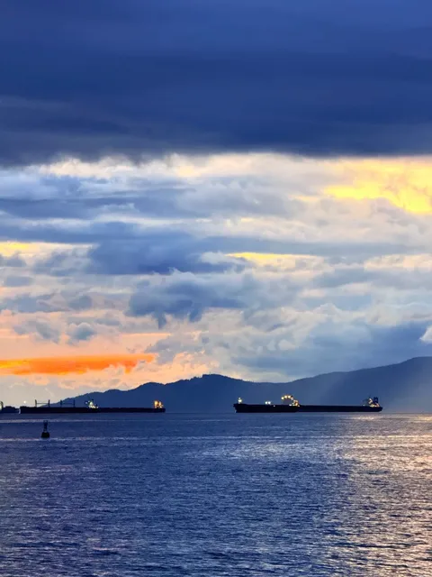 🌧️🌅 When Rain Meets Sunset: A Masterpiece Unfolds Over Vancouver（1）