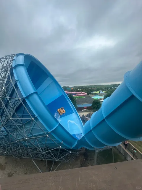 Raging Waves: Illinois’ Ultimate Waterpark Adventure! 🌊🎢​​