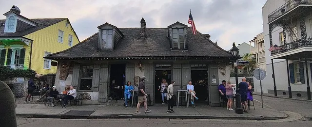A Perfect Old New Orleans Bar! 🍸🏮