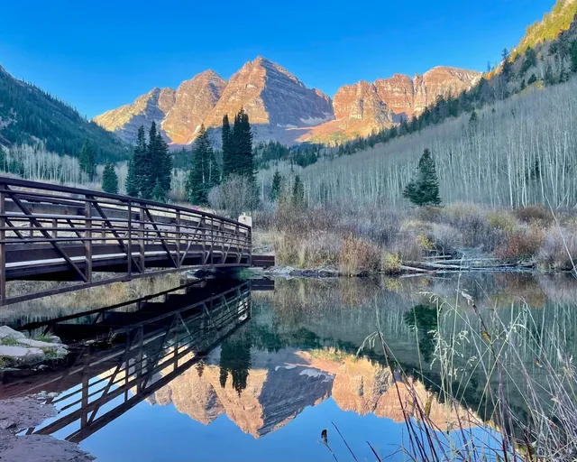 🏔️ 6.2 Aspen, Colorado: Where Autumn Dances with Alpine Majesty