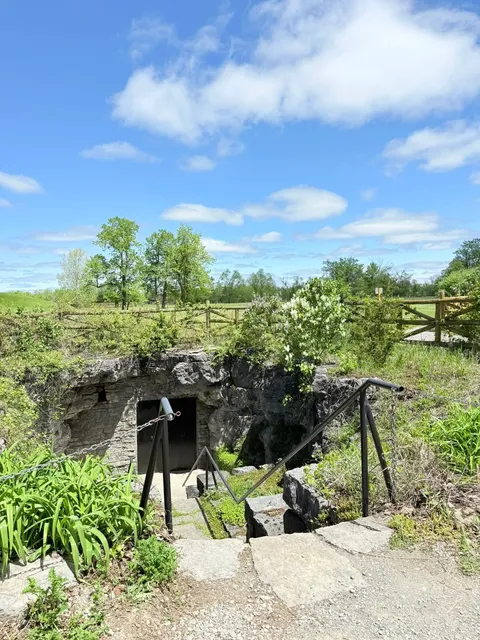 🇨🇦 ​​Toronto Day Trip Alert - Let's Explore Hidden Caves!​​ ⛰️🔦
