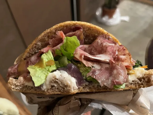 I just had a panini with an incredibly generous filling! 🥪👍