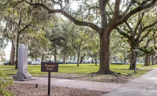 Emmett Park: Savannah's Scenic Riverfront Retreat! 🌊🌳