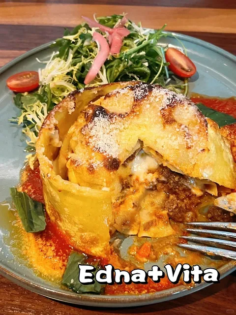 🇨🇦 Explosively Cheesy Lasagna in the Financial District