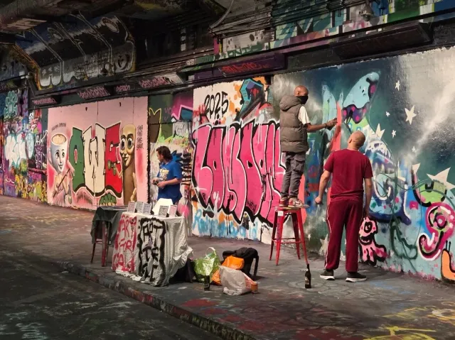 A Spot Worth Seeing – But It’s Changed! 🎭🖤