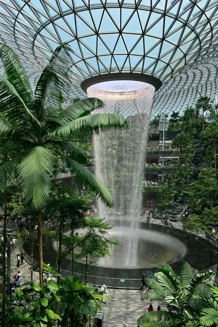  Girls, Never Travel to Singapore Alone