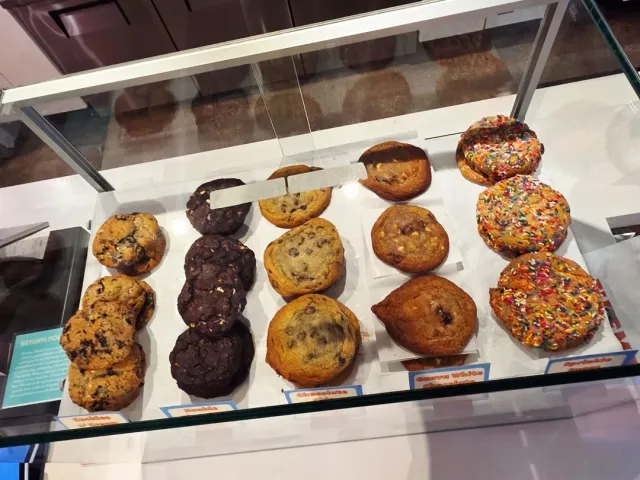 Pies, Cheesecakes, Cookies, Cakes, Ice Cream & Magic Bars in Miami! 🥧