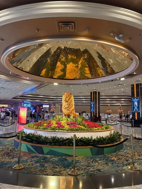 A Day in Las Vegas: Stroll, Stop, and See a Show