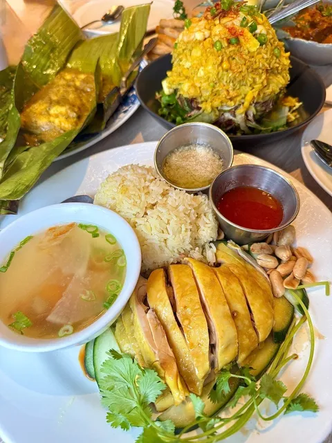 Authentic Hainanese Chicken Rice at Banana Leaf! 🍗✨